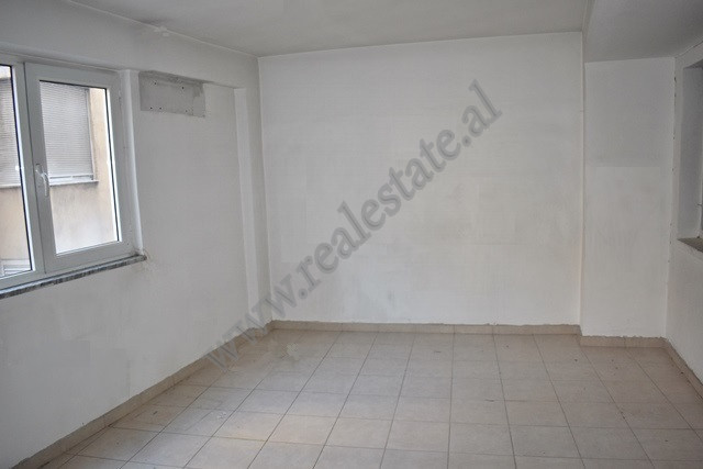 Office space for rent in Ded Gjo Luli street, in Tirana.
The flat is located on the 3rd floor of an